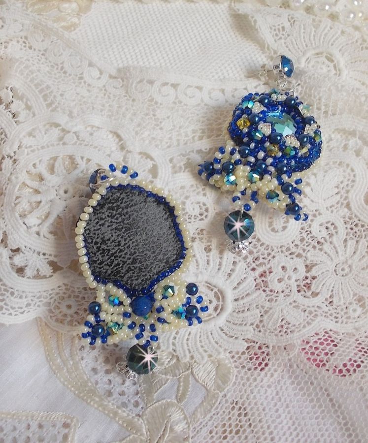 BO Blue Palace Haute-Couture geborduurd met Swarovski kristallen, parels, filigraanstempels en 925/1000 zilveren cabochonhouders.