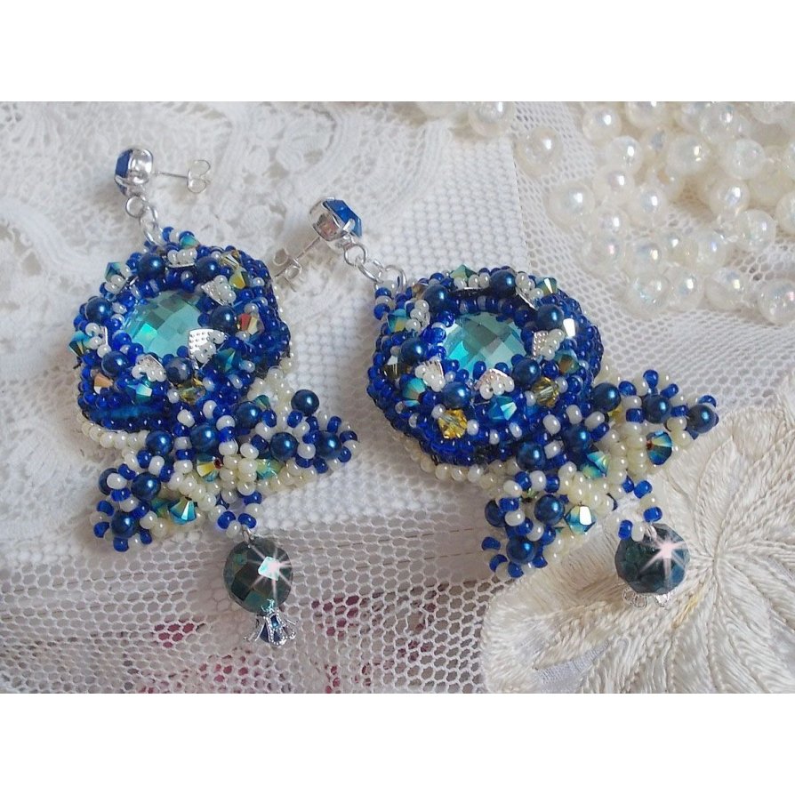 BO Blue Palace Haute-Couture geborduurd met Swarovski kristallen, parels, filigraanstempels en 925/1000 zilveren cabochonhouders.