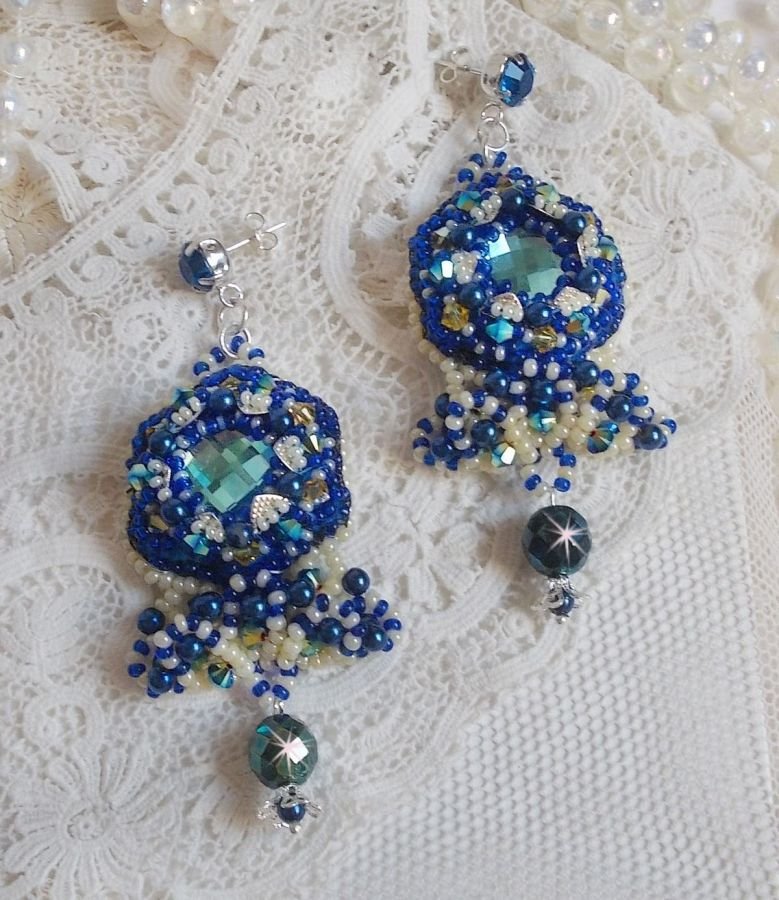 BO Blue Palace Haute-Couture geborduurd met Swarovski kristallen, parels, filigraanstempels en 925/1000 zilveren cabochonhouders.
