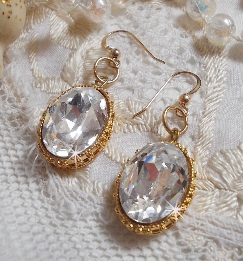 BO Gouden oorbellen met Swarovski kristallen gezet in gouden cabochons met 14 karaat gouden oorhaken.