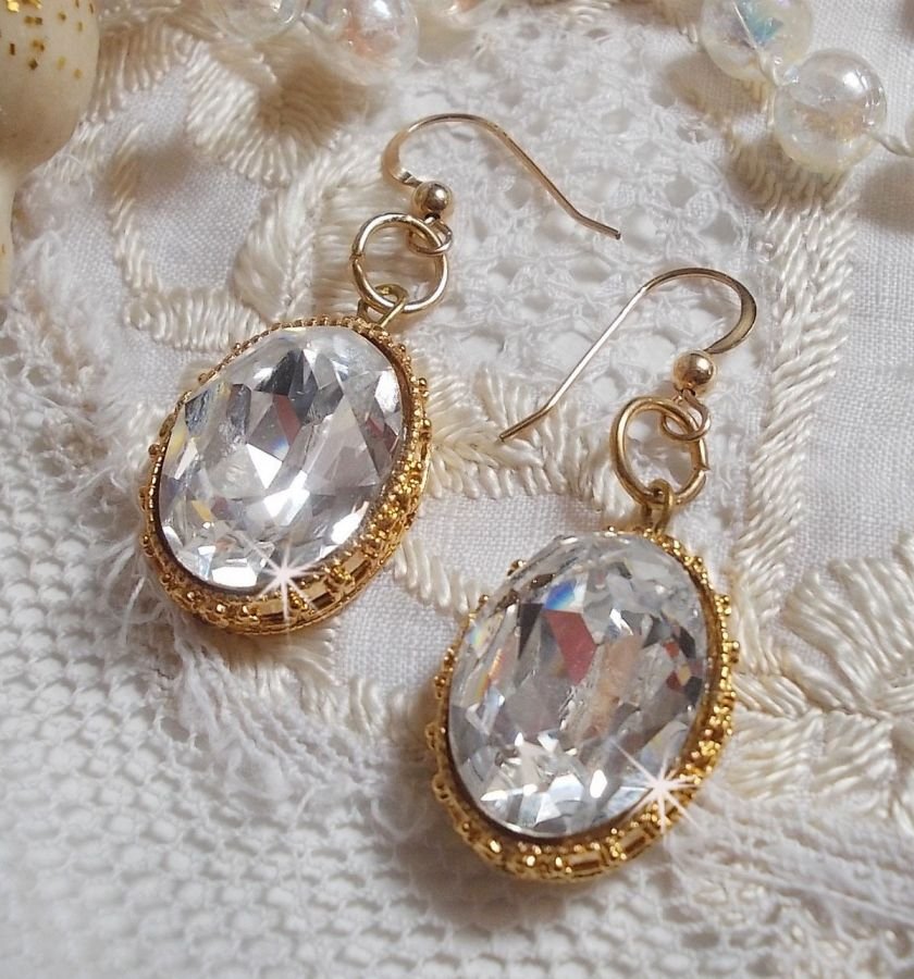 BO Gouden oorbellen met Swarovski kristallen gezet in gouden cabochons met 14 karaat gouden oorhaken.