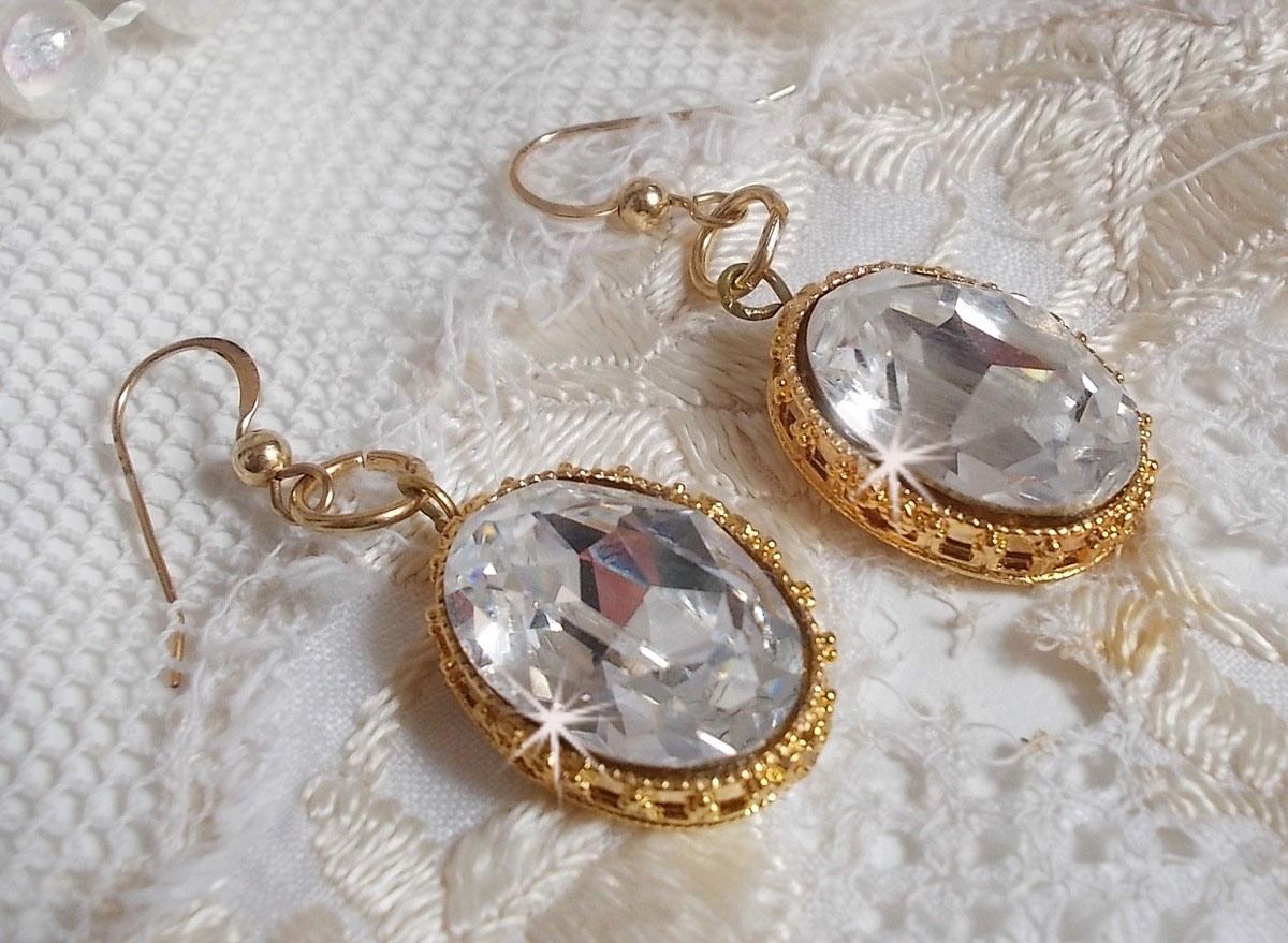 BO Gouden oorbellen met Swarovski kristallen gezet in gouden cabochons met 14 karaat gouden oorhaken.