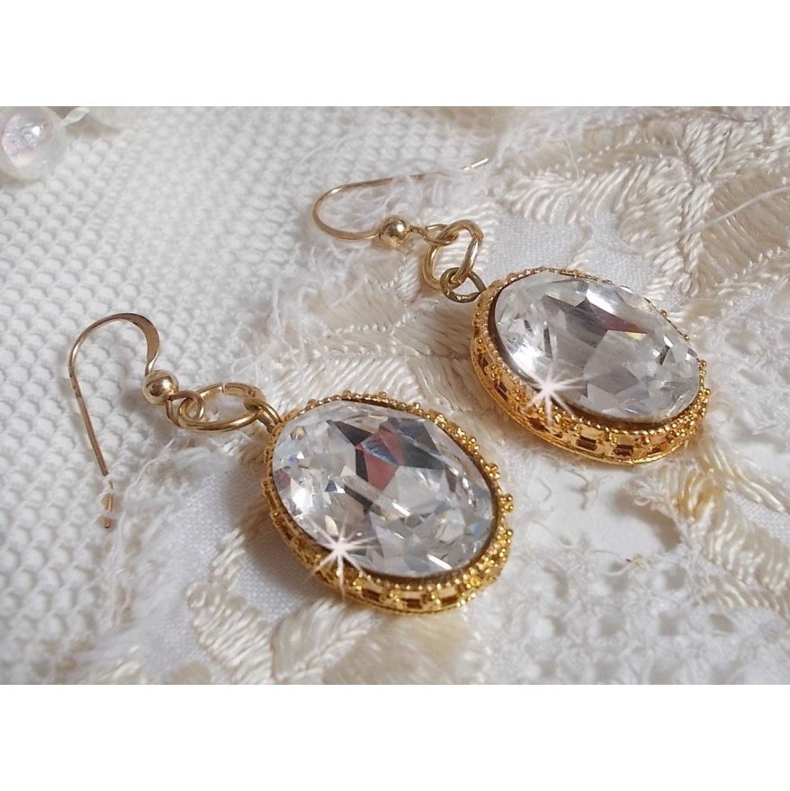 BO Gouden oorbellen met Swarovski kristallen gezet in gouden cabochons met 14 karaat gouden oorhaken.
