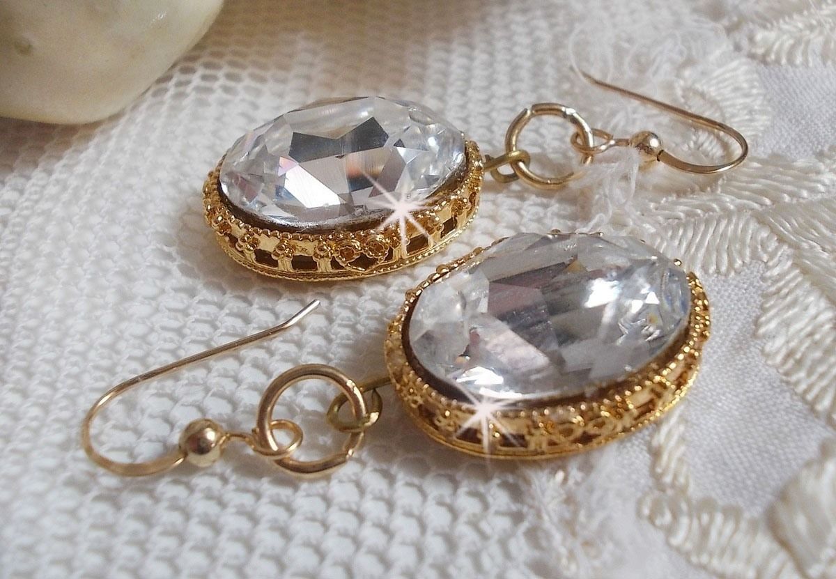 BO Gouden oorbellen met Swarovski kristallen gezet in gouden cabochons met 14 karaat gouden oorhaken.