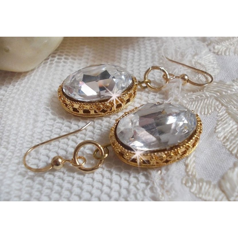 BO Gouden oorbellen met Swarovski kristallen gezet in gouden cabochons met 14 karaat gouden oorhaken.