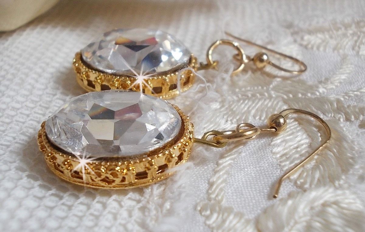 BO Gouden oorbellen met Swarovski kristallen gezet in gouden cabochons met 14 karaat gouden oorhaken.