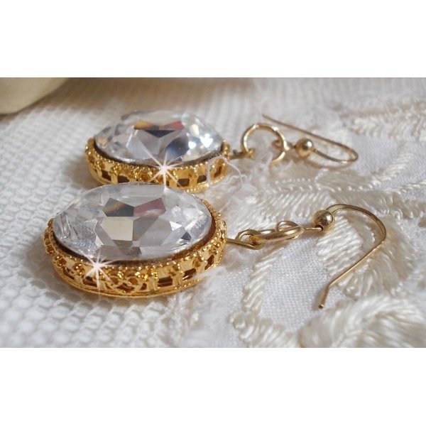 BO Gouden oorbellen met Swarovski kristallen gezet in gouden cabochons met 14 karaat gouden oorhaken.