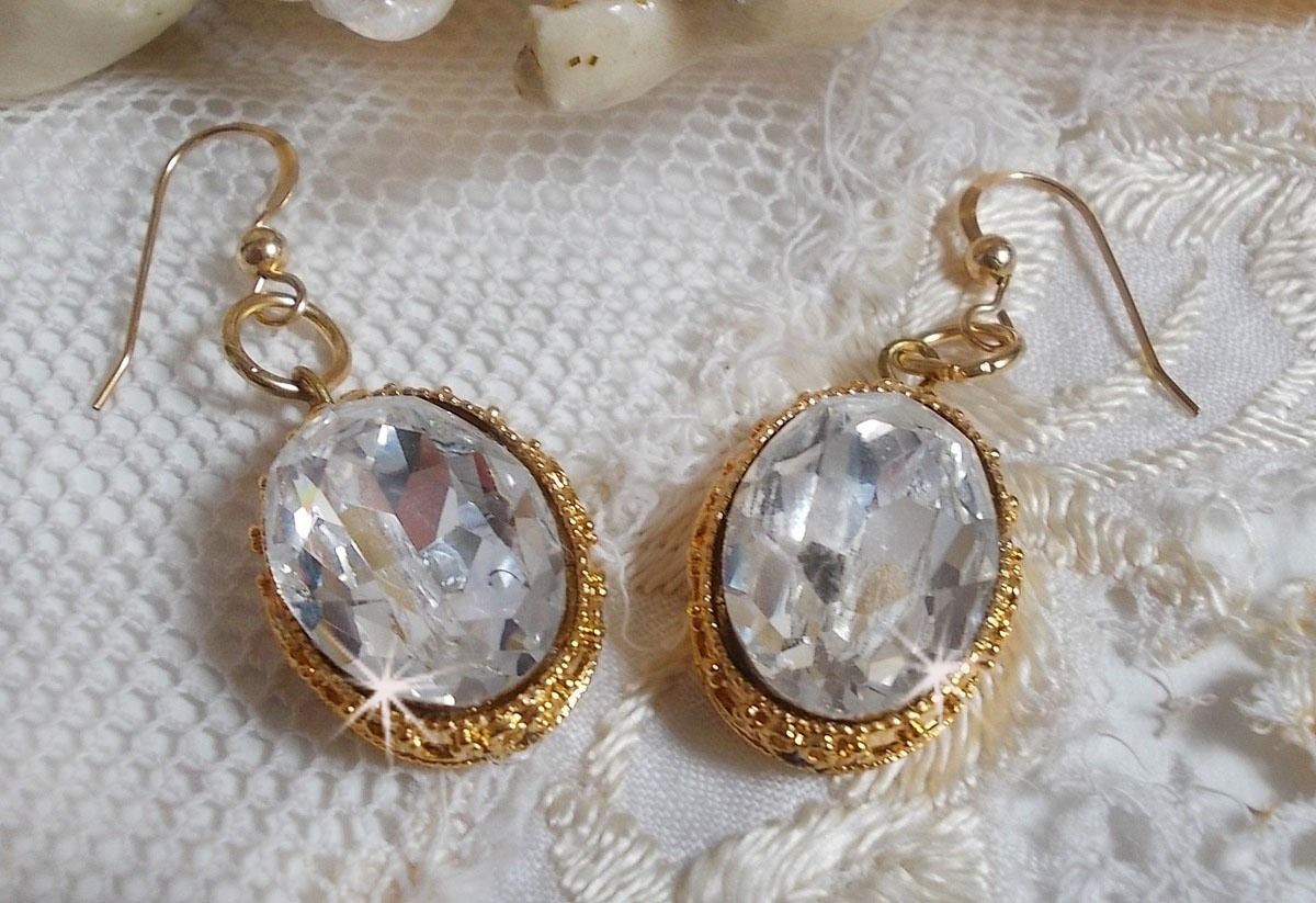 BO Gouden oorbellen met Swarovski kristallen gezet in gouden cabochons met 14 karaat gouden oorhaken.