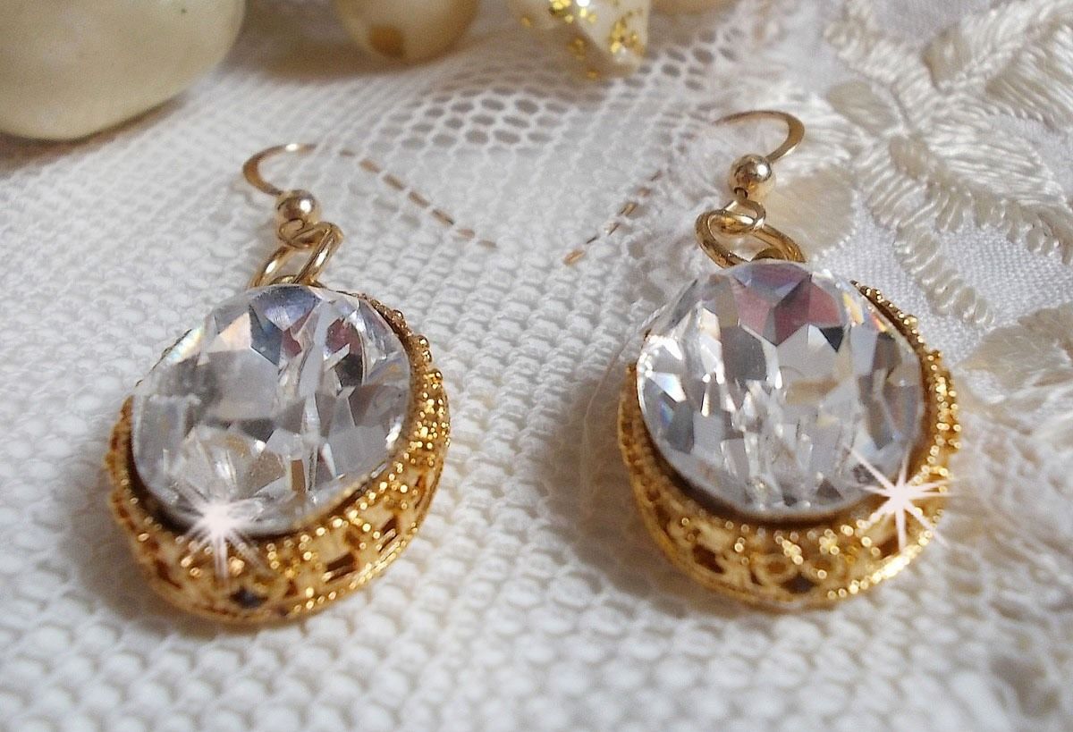 BO Gouden oorbellen met Swarovski kristallen gezet in gouden cabochons met 14 karaat gouden oorhaken.