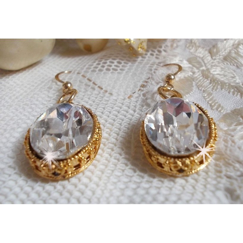 BO Gouden oorbellen met Swarovski kristallen gezet in gouden cabochons met 14 karaat gouden oorhaken.