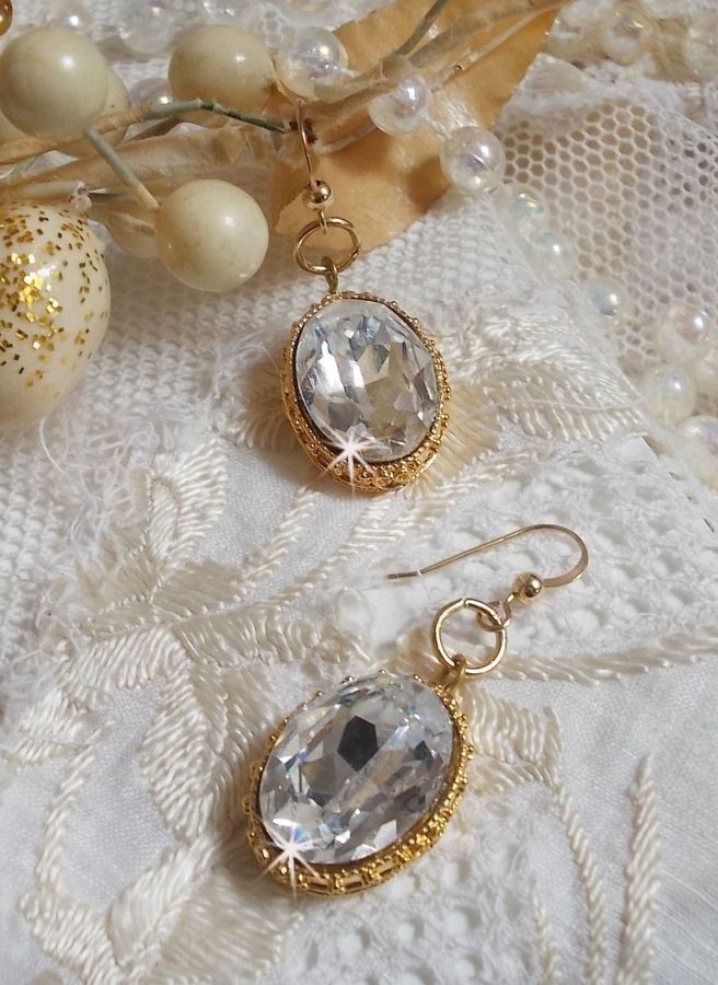 BO Gouden oorbellen met Swarovski kristallen gezet in gouden cabochons met 14 karaat gouden oorhaken.