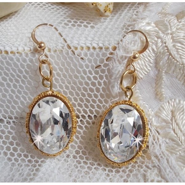 BO Gouden oorbellen met Swarovski kristallen gezet in gouden cabochons met 14 karaat gouden oorhaken.