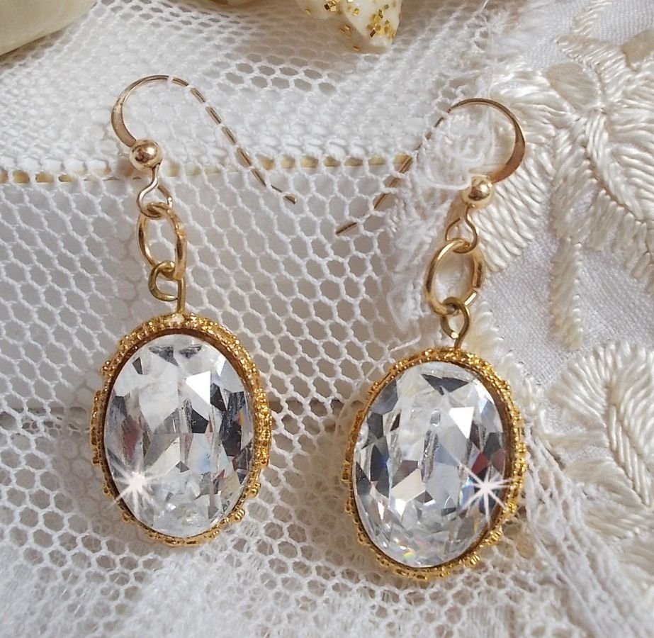 BO Gouden oorbellen met Swarovski kristallen gezet in gouden cabochons met 14 karaat gouden oorhaken.