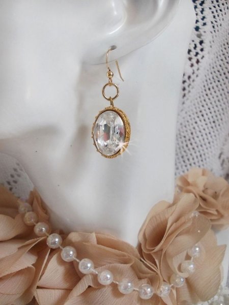 BO Gouden oorbellen met Swarovski kristallen gezet in gouden cabochons met 14 karaat gouden oorhaken.