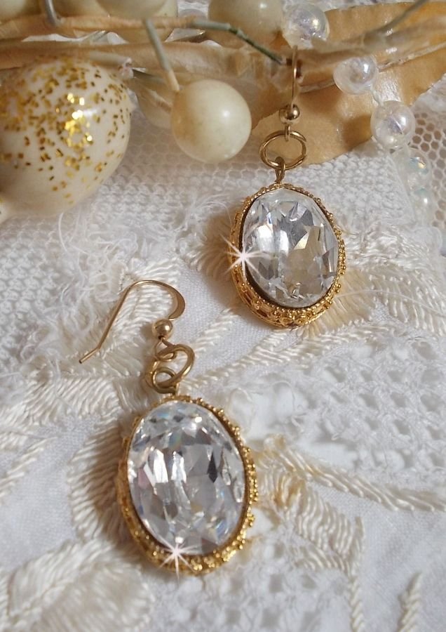 BO Gouden oorbellen met Swarovski kristallen gezet in gouden cabochons met 14 karaat gouden oorhaken.