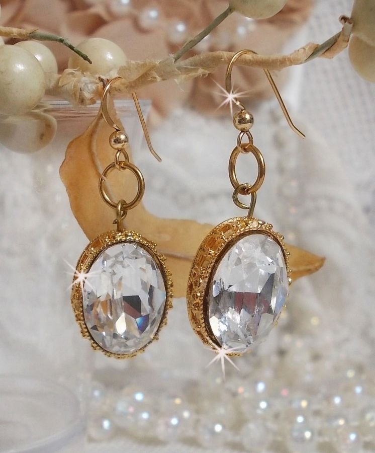 BO Gouden oorbellen met Swarovski kristallen gezet in gouden cabochons met 14 karaat gouden oorhaken.