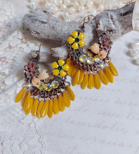 BO Bouquet Exotique mont&eacute;es avec dagues en verre, fleurs &eacute;poxy, fleurs en r&eacute;sine peintes &agrave; la main, cabochons en cristal et boucles estampes demi-lune