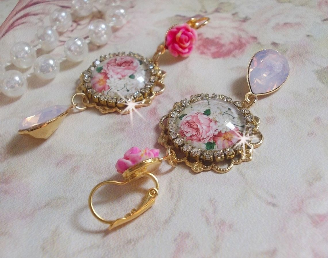 BO Bouquet Valentine gemaakt met rozenboeket glazen cabochons, hars cabochons en Swarovski kristallen. 