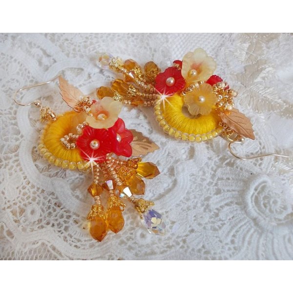 Boterbloem BO geborduurd met Swarovski kristallen en geel/oranje DMC katoen