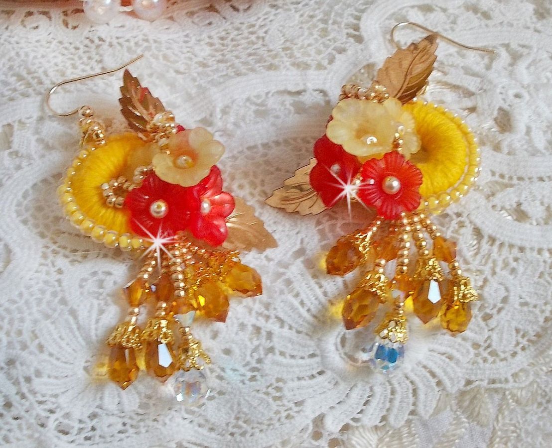 Boterbloem BO geborduurd met Swarovski kristallen en geel/oranje DMC katoen