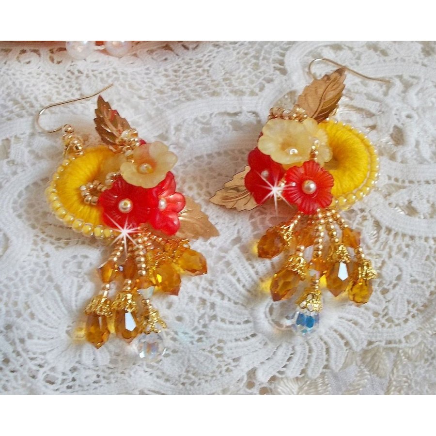 Boterbloem BO geborduurd met Swarovski kristallen en geel/oranje DMC katoen