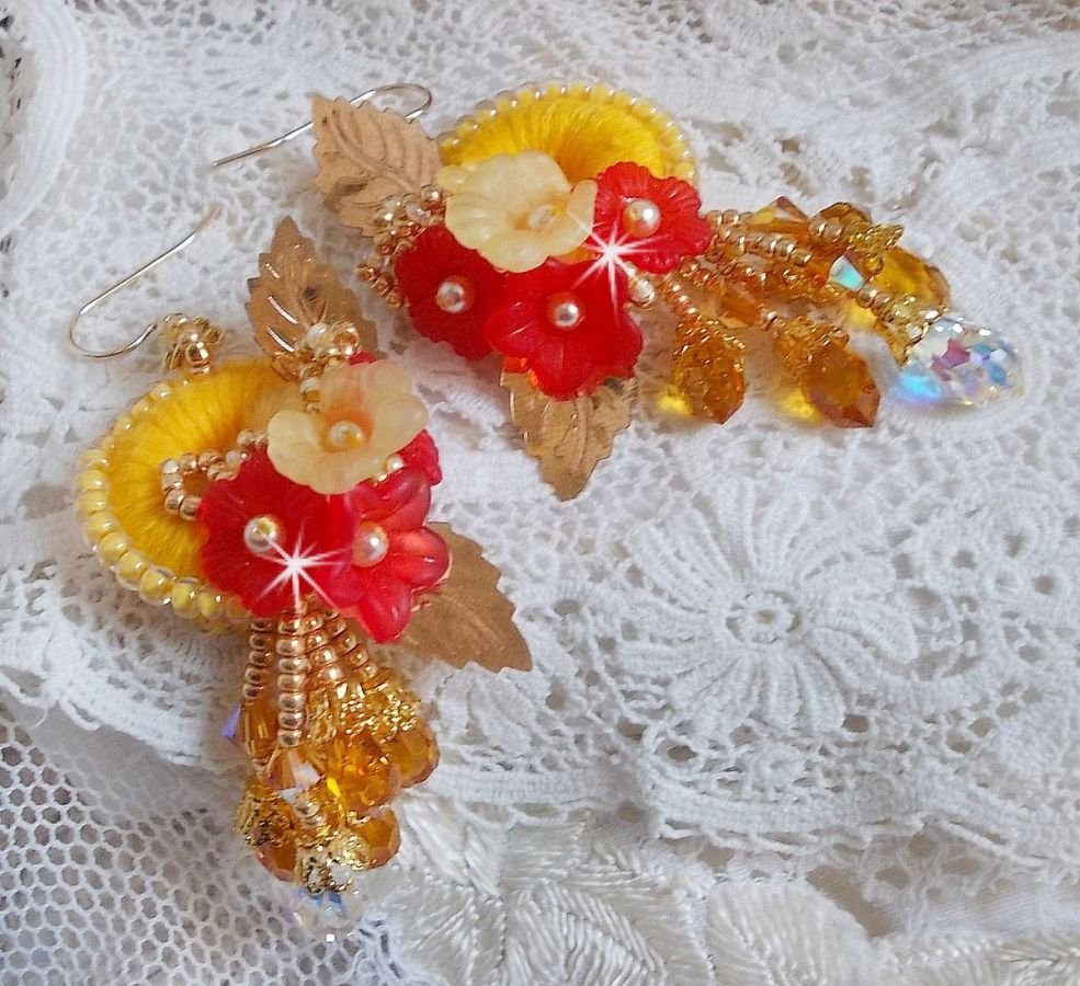 Boterbloem BO geborduurd met Swarovski kristallen en geel/oranje DMC katoen