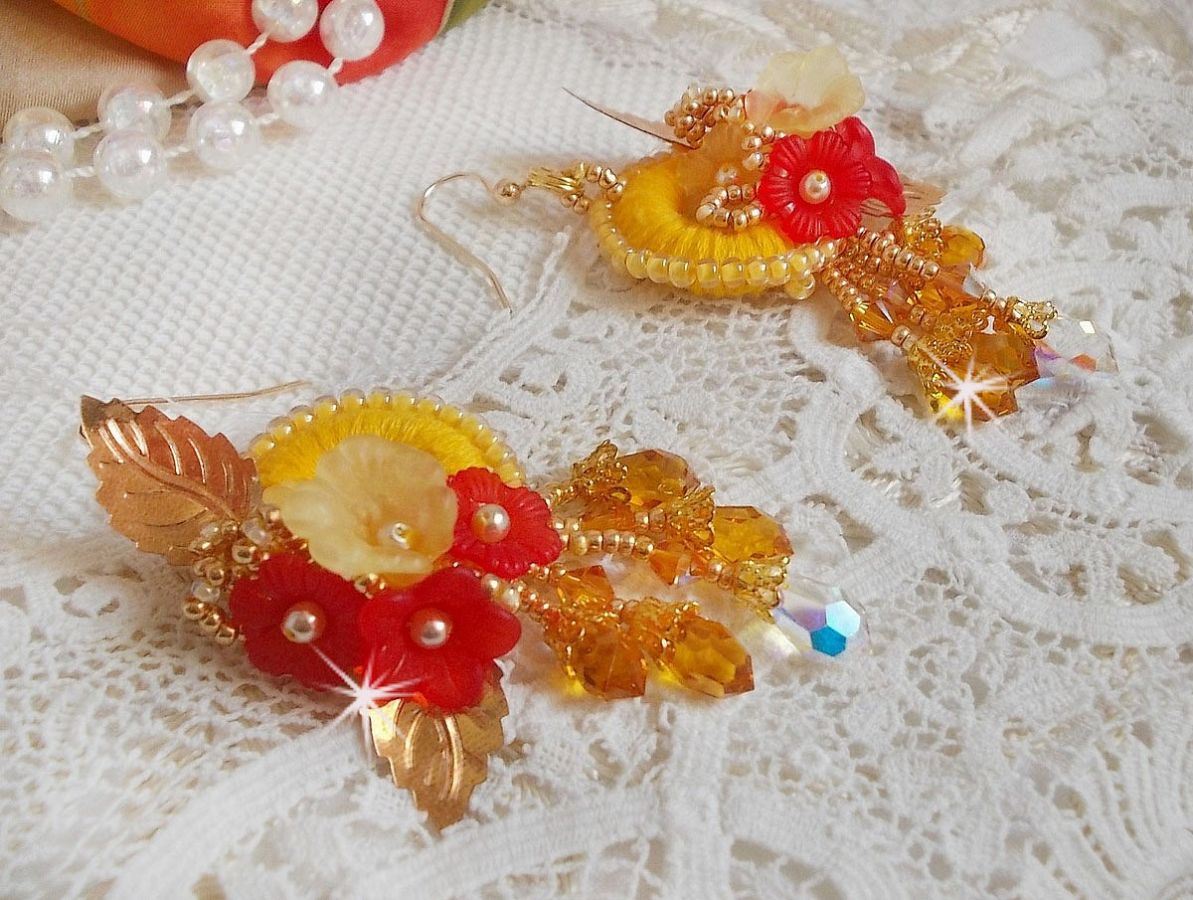 Boterbloem BO geborduurd met Swarovski kristallen en geel/oranje DMC katoen