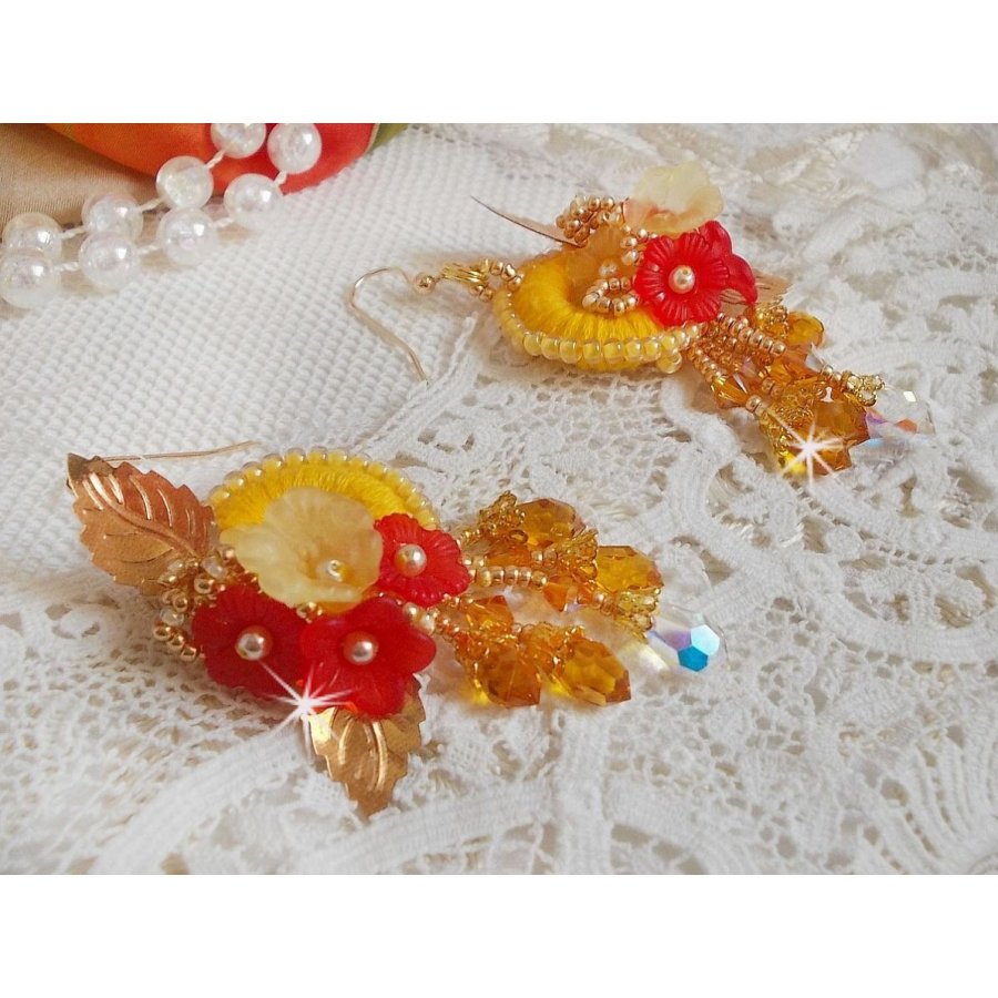Boterbloem BO geborduurd met Swarovski kristallen en geel/oranje DMC katoen