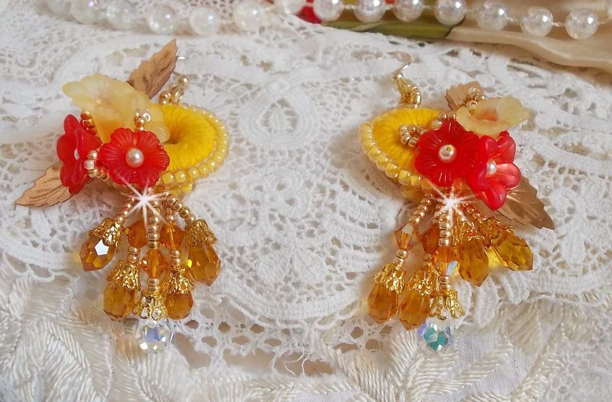 Boterbloem BO geborduurd met Swarovski kristallen en geel/oranje DMC katoen