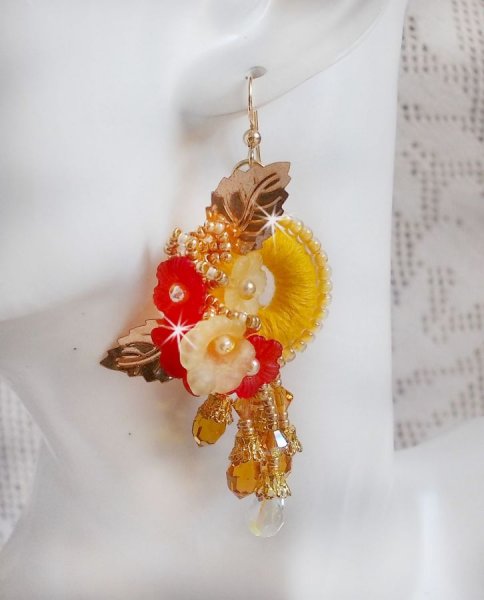 Boterbloem BO geborduurd met Swarovski kristallen en geel/oranje DMC katoen