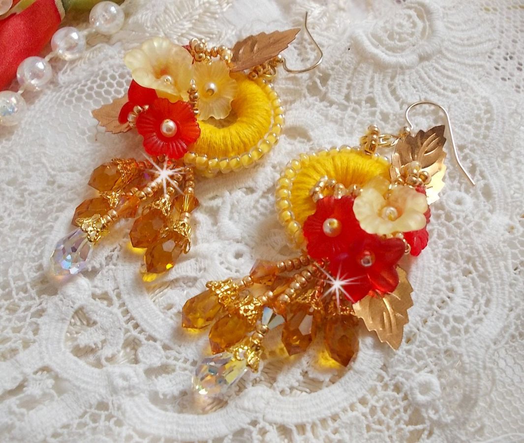 Boterbloem BO geborduurd met Swarovski kristallen en geel/oranje DMC katoen