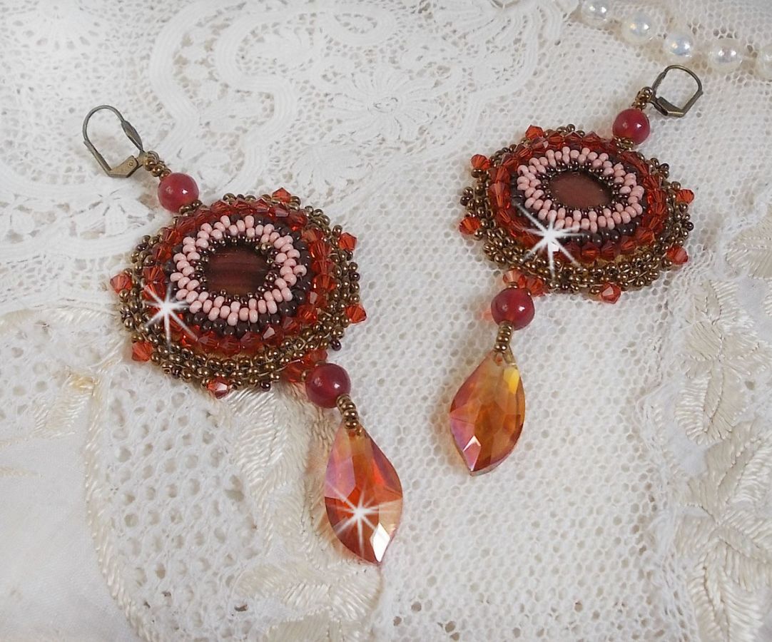 BO Topaas geborduurd met mahonie parelschijven, gladde ronde kralen, Swarovski kristallen en rocailles.