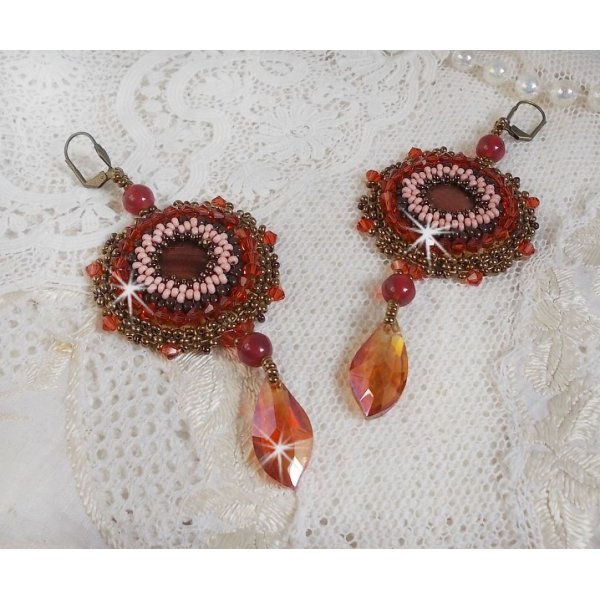 BO Topaas geborduurd met mahonie parelschijven, gladde ronde kralen, Swarovski kristallen en rocailles.