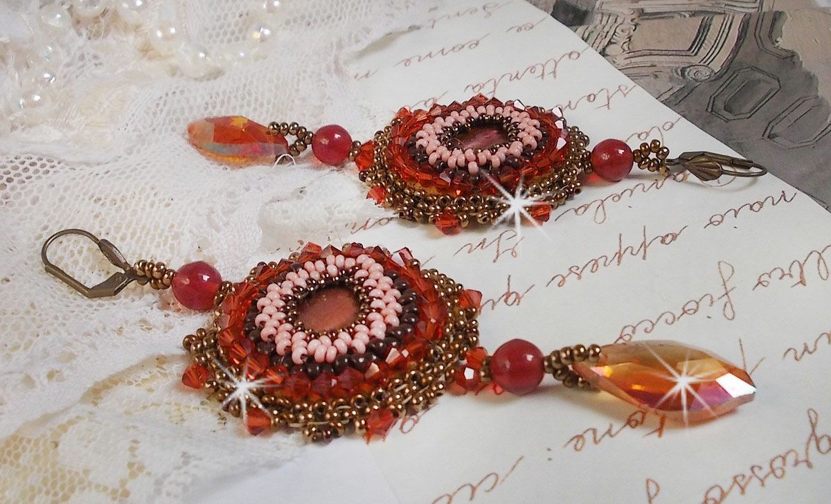 BO Topaas geborduurd met mahonie parelschijven, gladde ronde kralen, Swarovski kristallen en rocailles.