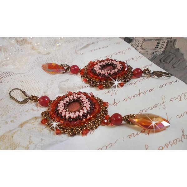 BO Topaas geborduurd met mahonie parelschijven, gladde ronde kralen, Swarovski kristallen en rocailles.