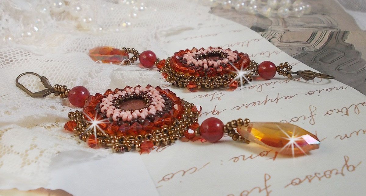 BO Topaas geborduurd met mahonie parelschijven, gladde ronde kralen, Swarovski kristallen en rocailles.