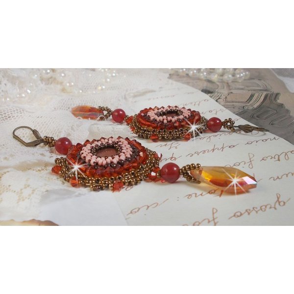 BO Topaas geborduurd met mahonie parelschijven, gladde ronde kralen, Swarovski kristallen en rocailles.