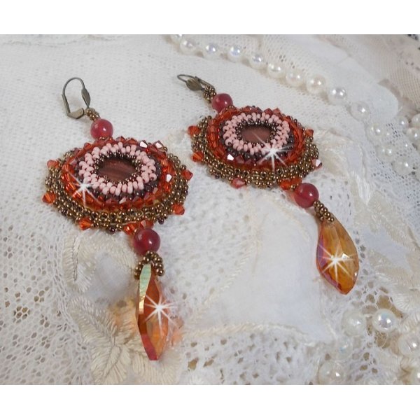 BO Topaas geborduurd met mahonie parelschijven, gladde ronde kralen, Swarovski kristallen en rocailles.