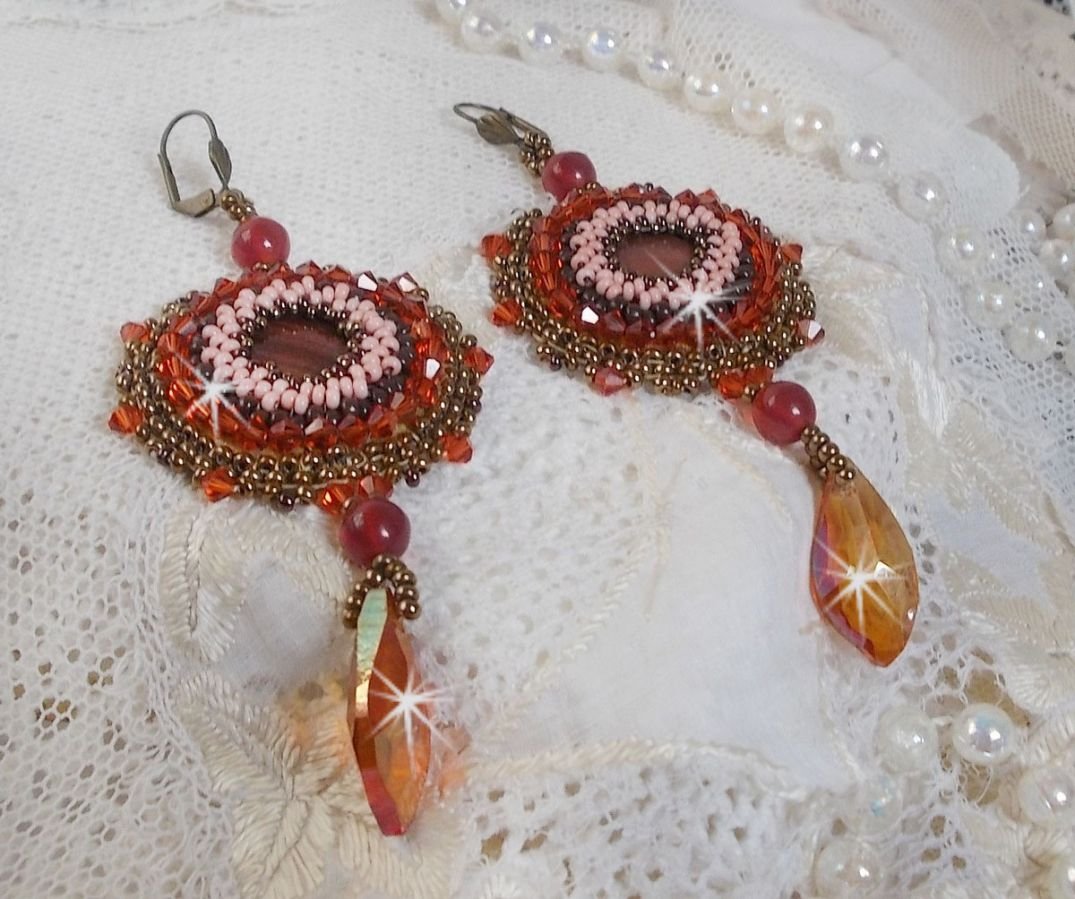 BO Topaas geborduurd met mahonie parelschijven, gladde ronde kralen, Swarovski kristallen en rocailles.