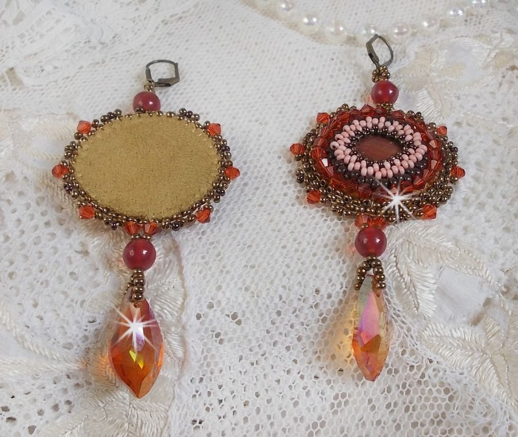 BO Topaas geborduurd met mahonie parelschijven, gladde ronde kralen, Swarovski kristallen en rocailles.