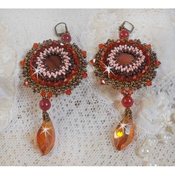 BO Topaas geborduurd met mahonie parelschijven, gladde ronde kralen, Swarovski kristallen en rocailles.