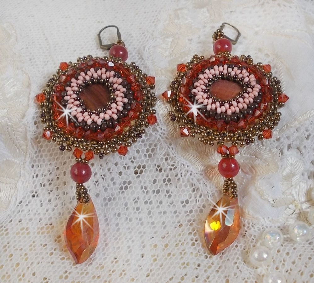 BO Topaas geborduurd met mahonie parelschijven, gladde ronde kralen, Swarovski kristallen en rocailles.