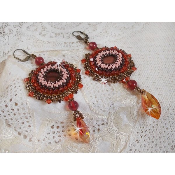 BO Topaas geborduurd met mahonie parelschijven, gladde ronde kralen, Swarovski kristallen en rocailles.