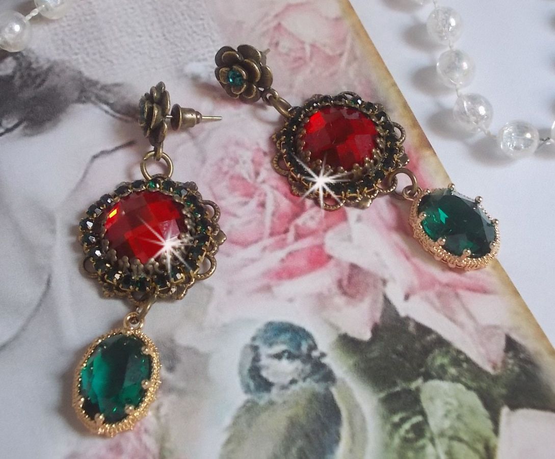 Rode en groene Cameo BO's gemonteerd met rode glazen cabochons, ovale Zirkonium hangers, Bronzen bloemvormige BO's en kwaliteitsaccessoires.