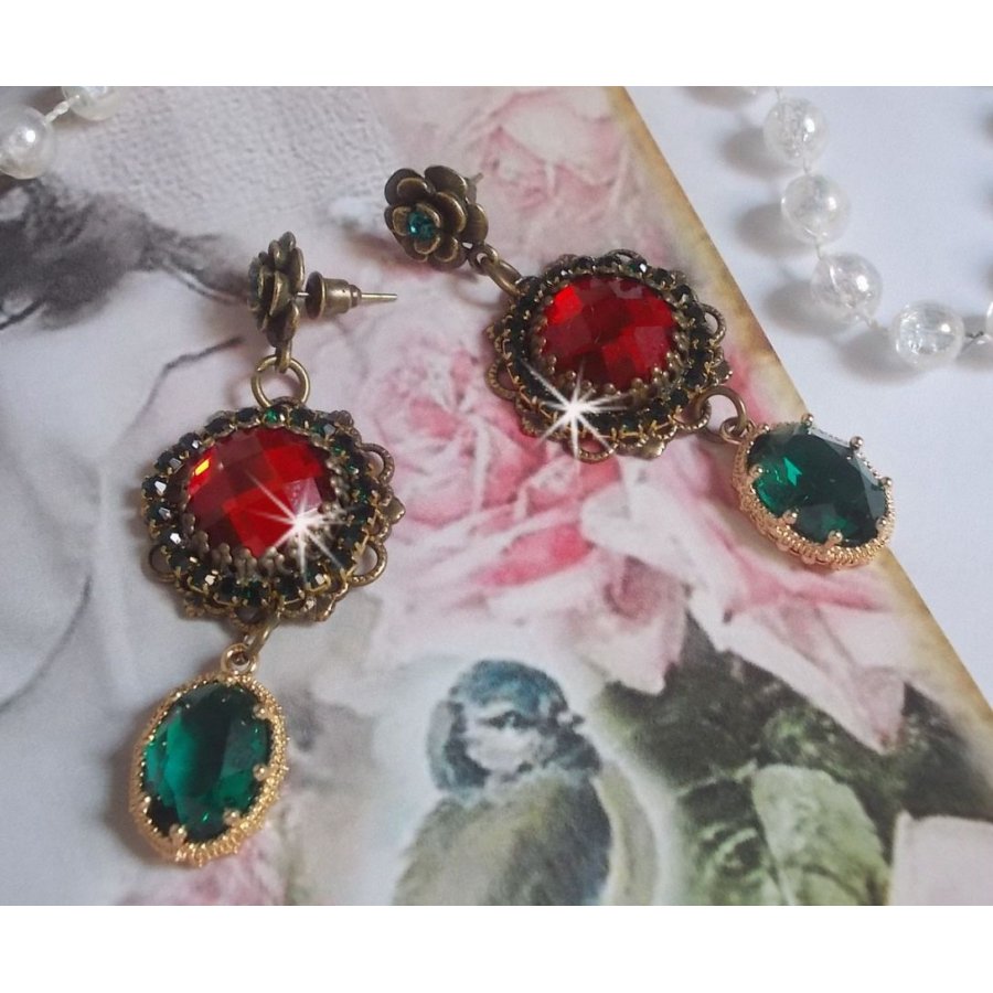 Rode en groene Cameo BO's gemonteerd met rode glazen cabochons, ovale Zirkonium hangers, Bronzen bloemvormige BO's en kwaliteitsaccessoires.