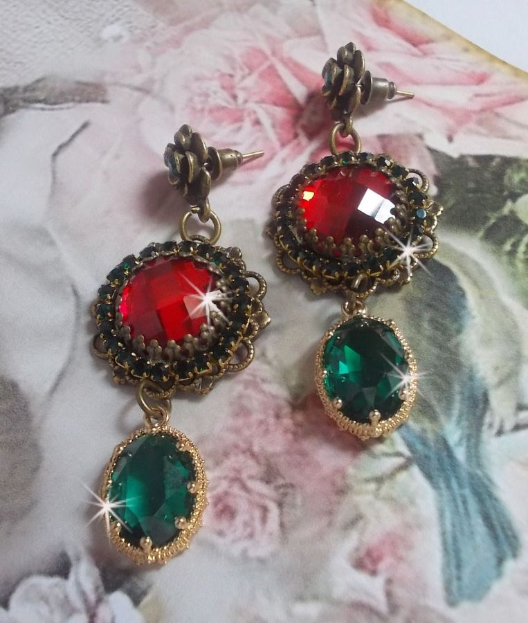 Rode en groene Cameo BO's gemonteerd met rode glazen cabochons, ovale Zirkonium hangers, Bronzen bloemvormige BO's en kwaliteitsaccessoires.
