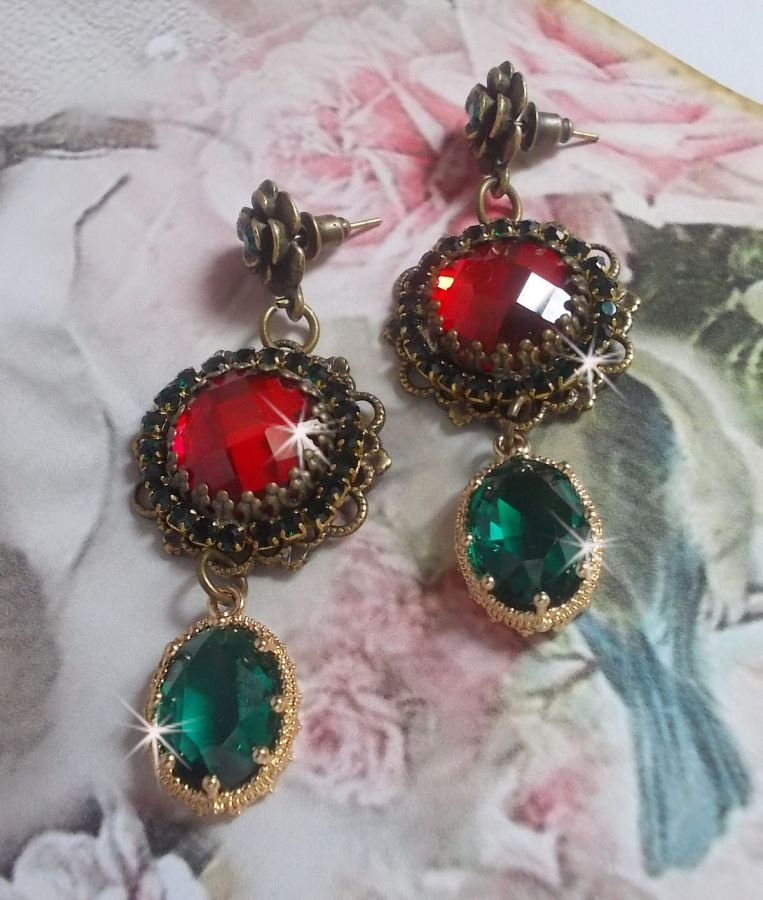 Rode en groene Cameo BO's gemonteerd met rode glazen cabochons, ovale Zirkonium hangers, Bronzen bloemvormige BO's en kwaliteitsaccessoires.