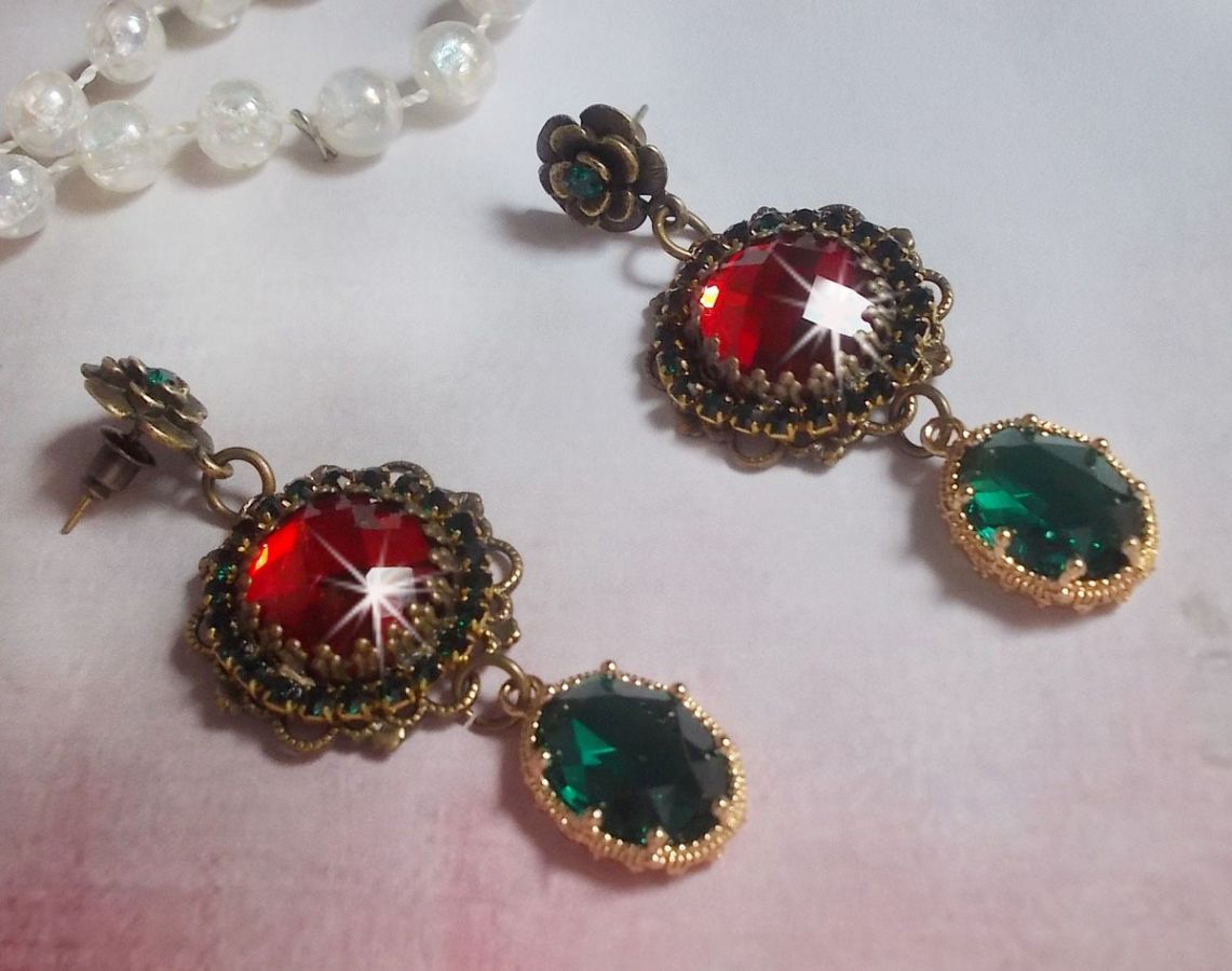 Rode en groene Cameo BO's gemonteerd met rode glazen cabochons, ovale Zirkonium hangers, Bronzen bloemvormige BO's en kwaliteitsaccessoires.
