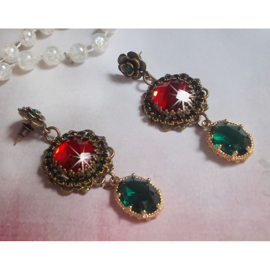 Rode en groene Cameo BO's gemonteerd met rode glazen cabochons, ovale Zirkonium hangers, Bronzen bloemvormige BO's en kwaliteitsaccessoires.