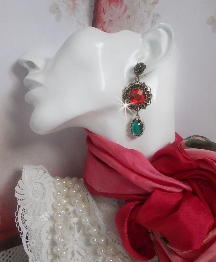 Rode en groene Cameo BO's gemonteerd met rode glazen cabochons, ovale Zirkonium hangers, Bronzen bloemvormige BO's en kwaliteitsaccessoires.